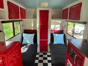 Crescent Head, stylish retro caravans, deck, bathroom, bush setting near beach tesisinde mutfak veya mini mutfak