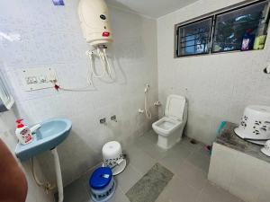 Kamar mandi di GURI Homestay