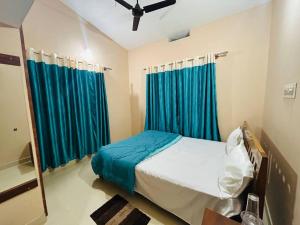 Tempat tidur dalam kamar di GURI Homestay