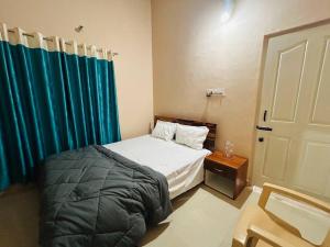 Tempat tidur dalam kamar di GURI Homestay