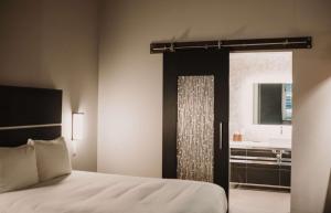 Katil atau katil-katil dalam bilik di CityFlatsHotel - Grand Rapids, Ascend Hotel Collection