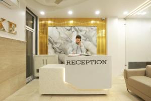 Lobbyen eller receptionen på Hotel Luxe manor Near Delhi Airport