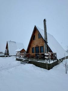 莱斯诺夫Cabana JagerBerg Rosenau的雪地小木屋