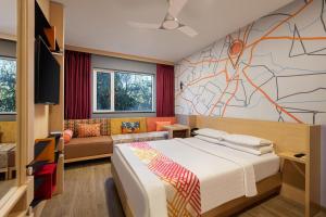 een slaapkamer met een bed en een muur met een kaart bij Ginger Goa Candolim in Candolim