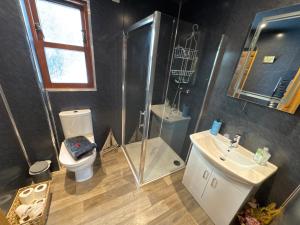 Bathroom sa Braemar Lodge Cabins Not for profit