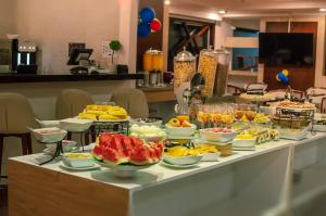 ein Buffet mit vielen verschiedenen Speisen auf dem Tisch in der Unterkunft Tequendama Suites Bogota in Bogotá