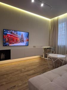 En tv och/eller ett underhållningssystem på Vodogray luxury apartments with underground parking Елітний Житловий комплекс