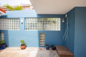 La salle de bains est pourvue de murs bleus et de plantes en pot. dans l'établissement Villa Impala - Front sea 5BR in Simpson Bay, Sint Maarten, à Simpson Bay