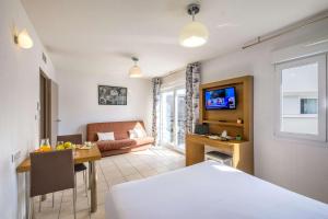 Comfort Aparthotel Antibes Le Maestria TV 또는 엔터테인먼트 센터