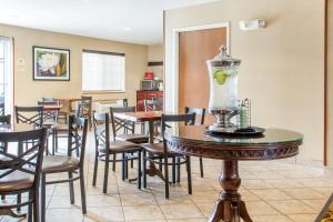 una sala da pranzo con tavolo e barattolo di Hawthorn Extended Stay by Wyndham Oak Creek a Milwaukee