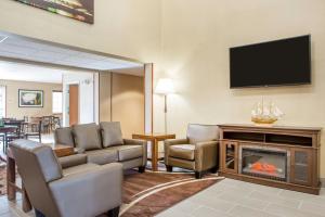 un soggiorno con camino e TV a schermo piatto di Hawthorn Extended Stay by Wyndham Oak Creek a Milwaukee