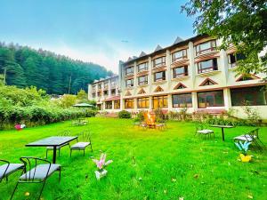 Un jardín fuera de Sagar Resort Manali By Ramanand Sagar Ramayan Maker - #near mall road #big parking #property of the decade #mountain view #garden with bonfire #best selling property