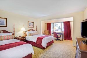 โทรทัศน์และ/หรือระบบความบันเทิงของ Ramada by Wyndham Seekonk Providence Area