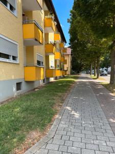 una strada vuota di fronte a un edificio di Apartments Neckarsulm a Neckarsulm