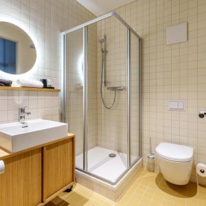 fabrik studio apartments tesisinde bir banyo