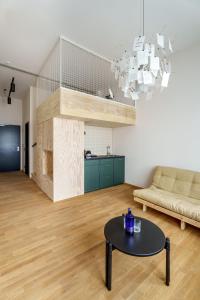 fabrik studio apartments tesisinde bir oturma alanı