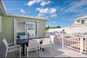 En balkong eller terrasse på Ridge 3 BDR Villa Grand Turk