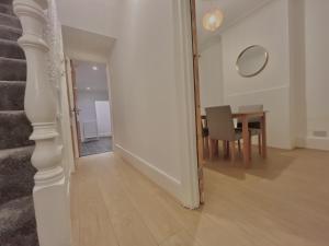 Fotografija u galeriji objekta Spacious 3 bedroom house near Central London, O2, ExCel, Stratford, Tube Station & Parking Available u Londonu