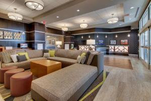 אזור ישיבה ב-Drury Inn & Suites Cleveland Beachwood