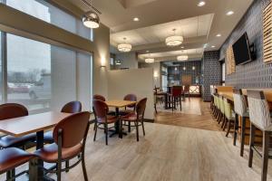 אזור ישיבה ב-Drury Inn & Suites Cleveland Beachwood