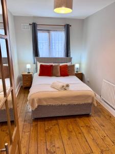 En eller flere senger på et rom på Central 2BD Charm Townhouse in the Heart of Dublin 1