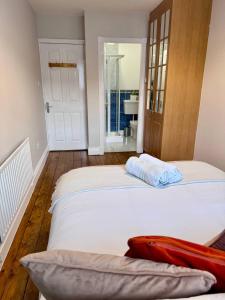 En eller flere senger på et rom på Central 2BD Charm Townhouse in the Heart of Dublin 1