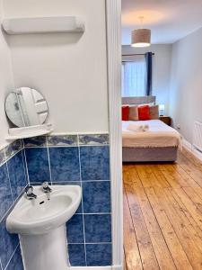 En eller flere senger på et rom på Central 2BD Charm Townhouse in the Heart of Dublin 1