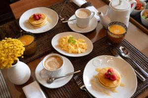 een tafel met pannenkoeken en kopjes koffie bij Casa do Arquiteto Boutique Townhouse - Adults Only in Porto