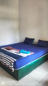 Tempat tidur dalam kamar di Nadil Homestay