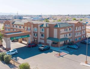 Quality Inn & Suites Yuma في يوما: اطلالة علوية على مبنى فيه سيارات متوقفة في موقف للسيارات