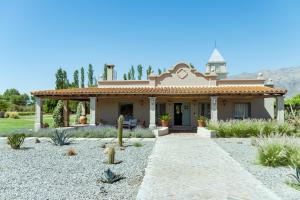 Ein Haus in der Wüste mit einem Weg in der Unterkunft El Porvenir Wine Lodge in Cafayate