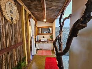 Cette chambre dispose d'une salle de bains avec un arbre. dans l'établissement KINTANA LODGE, sur l'île aux Nattes