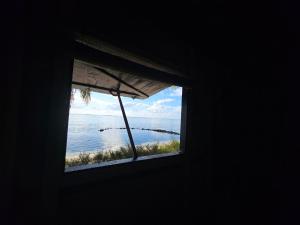 - une fenêtre dans une chambre avec vue sur l'océan dans l'établissement KINTANA LODGE, sur l'île aux Nattes