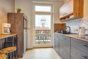 cocina con vistas a un balcón en Ferienwohnung Ferdinand, en Bad Langensalza