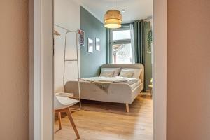 1 dormitorio con cama y espejo en Ferienwohnung Ferdinand, en Bad Langensalza