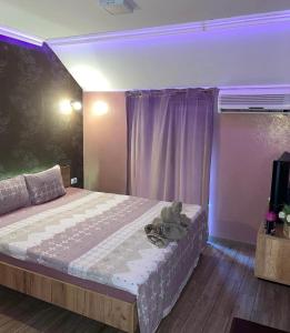 - une chambre avec un lit doté d'un ours en peluche dans l'établissement Dreams Rooms, à Dušanovac (historical)