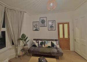 Krevet ili kreveti u jedinici u okviru objekta Spacious 3 bedroom house near Central London, O2, ExCel, Stratford, Tube Station & Parking Available