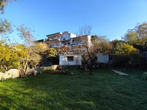 una casa grande en medio de un patio en Apartman Maida, en Blagaj