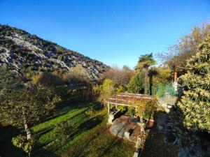 una vista aérea de un jardín con cenador en Apartman Maida, en Blagaj