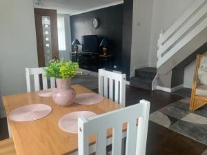 Et opholdsområde på Rochdale 3 Bedroom House 2 Bath with FREE Parking Sleeps 7