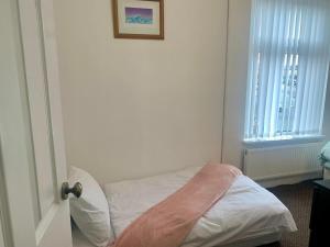 En eller flere senge i et værelse på Rochdale 3 Bedroom House 2 Bath with FREE Parking Sleeps 7