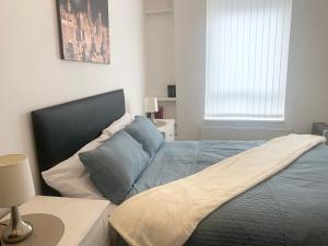 En eller flere senge i et værelse på Rochdale 3 Bedroom House 2 Bath with FREE Parking Sleeps 7