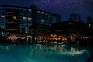 una grande piscina in una città di notte di The Westin Bayshore, Vancouver a Vancouver