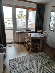 comedor con mesa, sillas y ventana en Apartament Praski 5 minut od metra i starego miasta spacerem do zoo i Konesera, en Varsovia