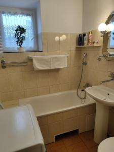 y baño con bañera blanca y lavamanos. en Apartament Praski 5 minut od metra i starego miasta spacerem do zoo i Konesera, en Varsovia