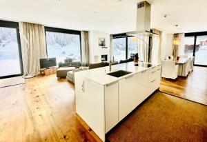 A cozinha ou cozinha compacta de Schooren des Alpes Luxury Apartments