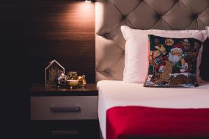 - une chambre avec un lit doté d'un oreiller en santa dans l'établissement Business Hotel Plovdiv, à Plovdiv