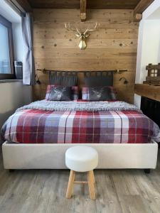 Una cama o camas en una habitación de la finestra sulla montagna