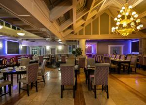 Ресторант или друго място за хранене в Treacys Oakwood Hotel, Shannon