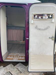 een open deur van een busje met de deur open bij Salève Glamping in Archamps